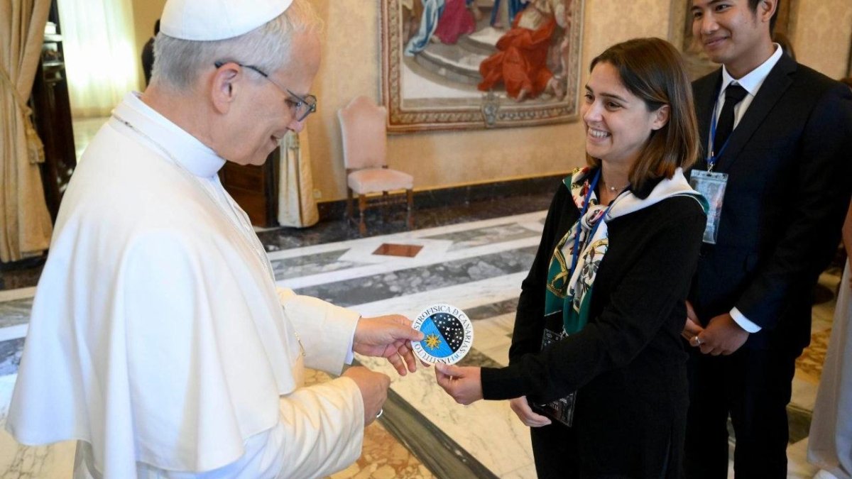 León XIV recibió el 16 de junio a los participantes en la Escuela de Verano del Observatorio Vaticano. En la imagen, recibe un recuerdo del Instituto de Astrofísica de Canarias.