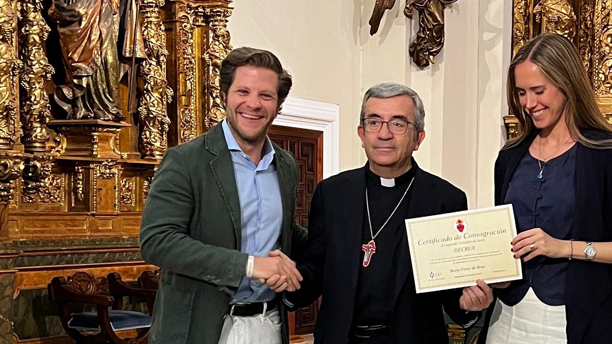 El arzobispo Luis Argüello con impulsores de His Way at Work y un certificado de consagración al Sagrado Corazón en Valladolid