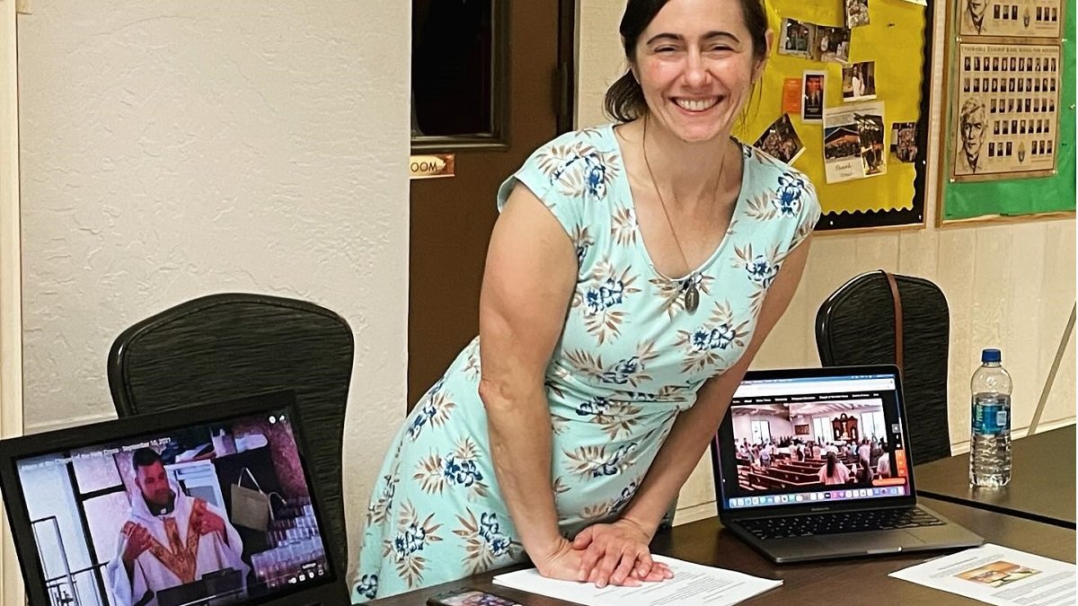 Rae-Mi Leroy colaborando encantada en su parroquia católica, tras una vida muy lejos del catolicismo