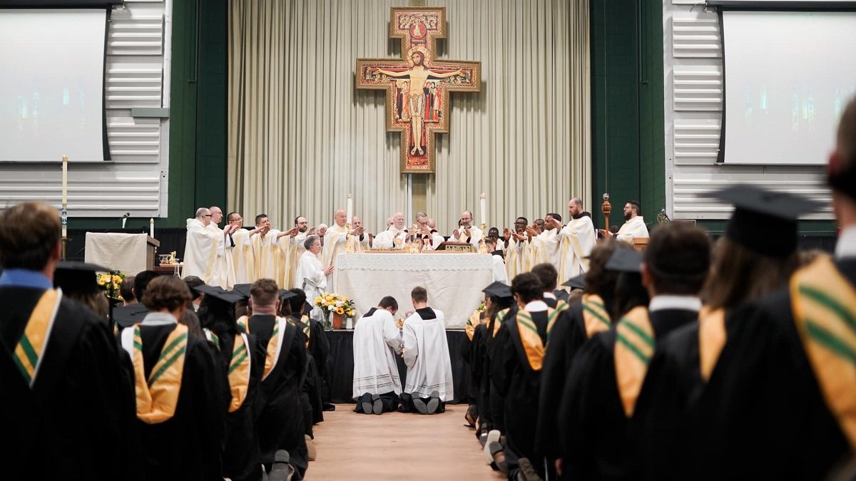 Misa en la Universidad Franciscana de Steubenville, en el día de graduaciones