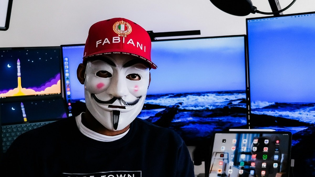 Un estafador que usa Internet para lucrarse, engañando a sus víctimas con otras identidades