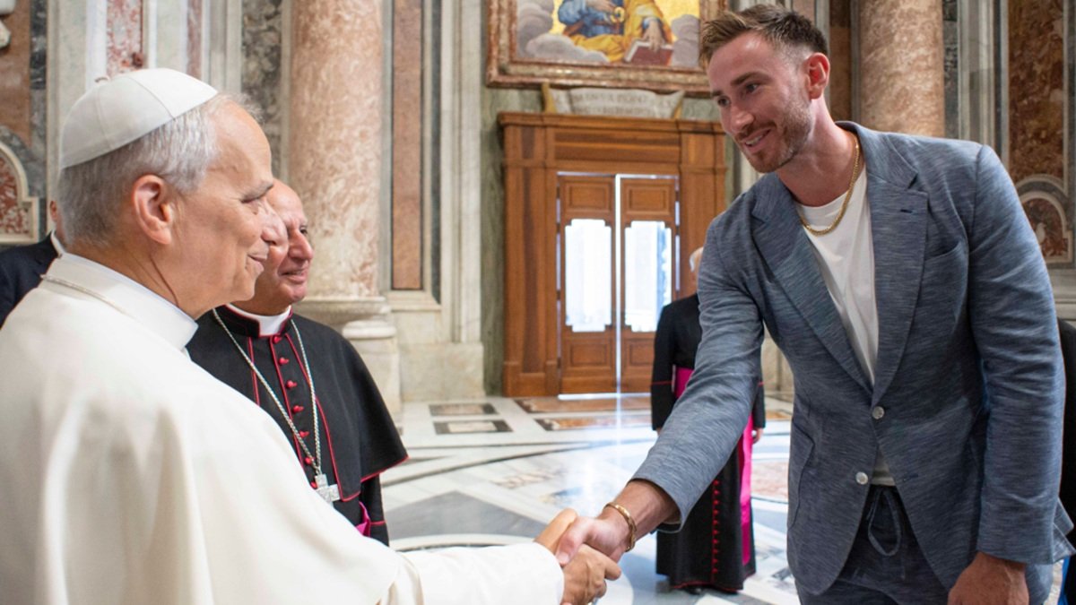 Gordon Hayward, saludando al Papa León XIV.