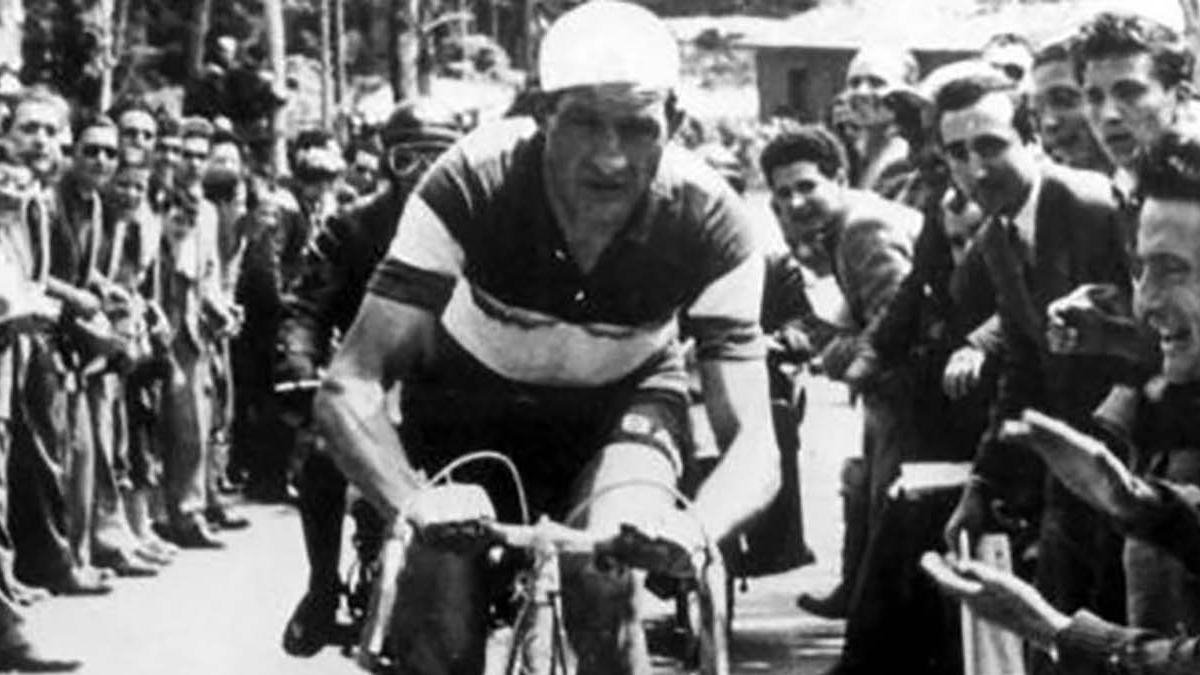 Gino Bartali, durante una de sus legendarias ascensiones.