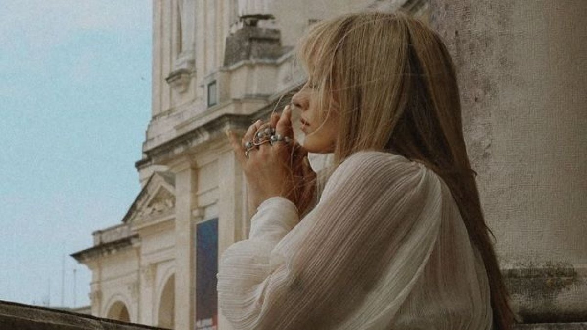 Albina, la cantante croata, conocida por La Voz y Eurovisión, rezando en Fátima en 2025