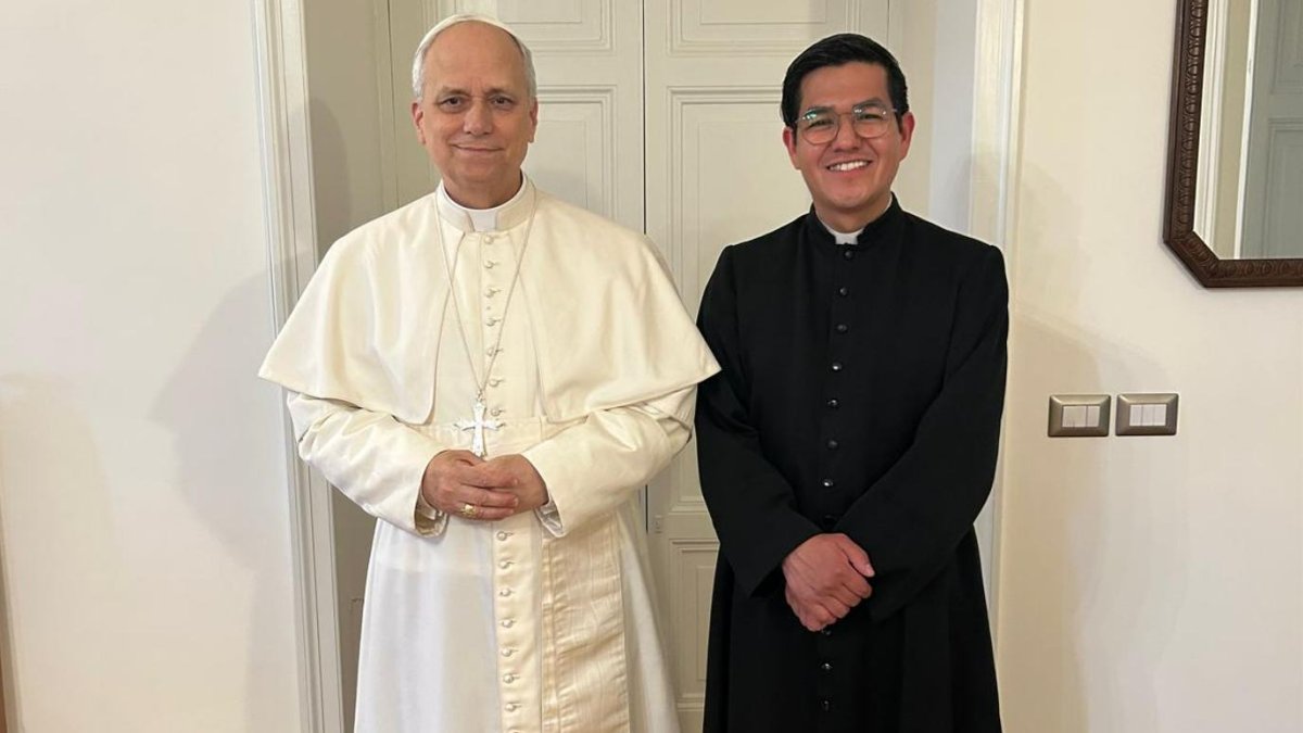 León XIV, ya Papa, con su secretario en Chiclayo, Jasson Sempertigue.