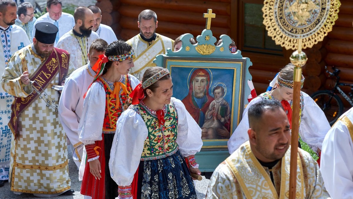 Procesión con imagen de la Virgen y trajes típicos rusinos en el santuario de Litmanova, Eslovaquia, en 2022