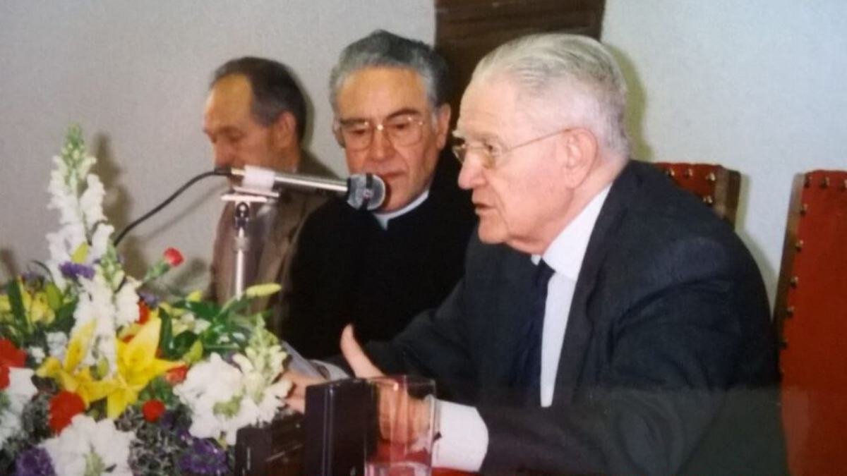 En el centro de la imagen, don José Ignacio Dallo Larequi. En primer término, Alberto Ruiz de Galarreta. Ambos, en una causa común: las Jornadas por la Unidad Católica de España.