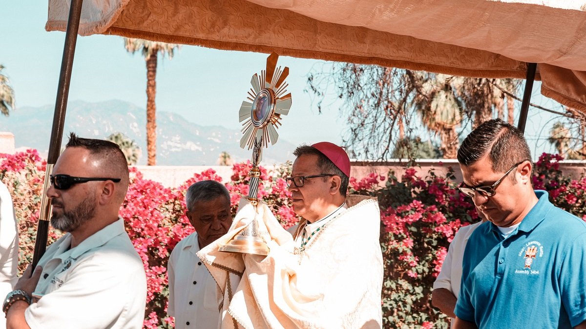 El obispo Alberto Rojas, con la custodia en el Corpus Christi de 2025 en las calles de San Bernardino