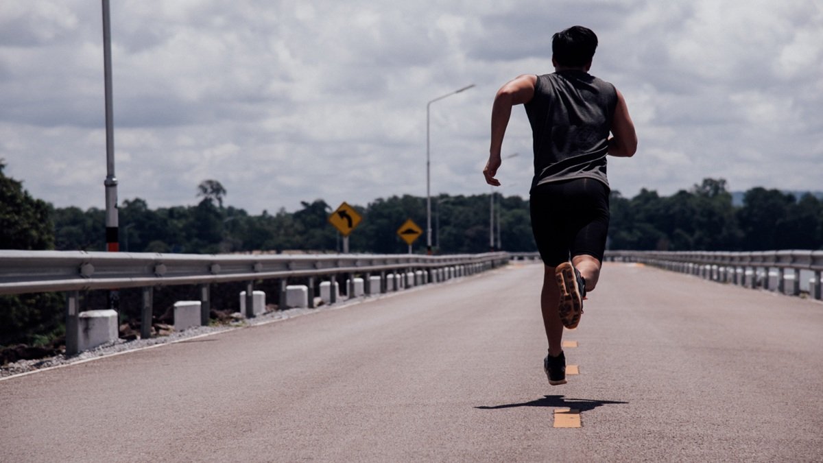 Un hombre corriendo.