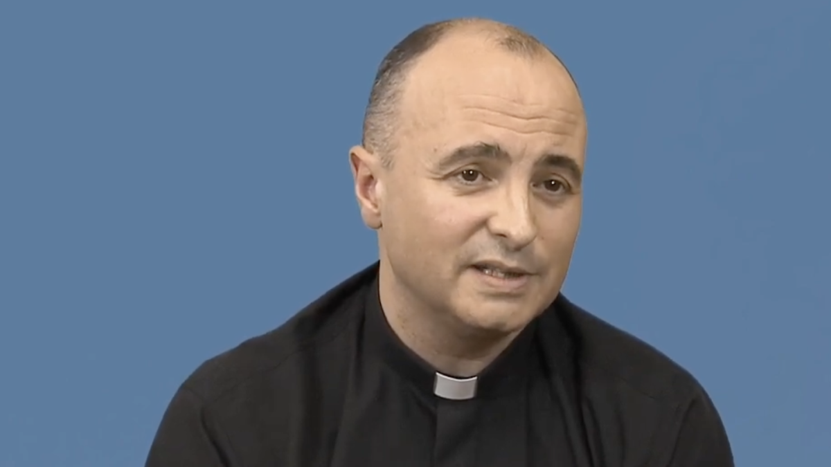 El padre Santiago Arellano auxilió al joven en la carretera para que recibiera los sacramentos.