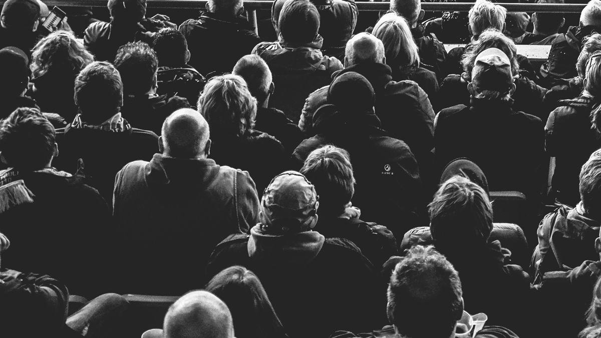 Hay formas muy sutiles de ingeniería social que mantienen a todo el mundo mirando hacia un único lugar con la convicción de que lo han decidido libremente.