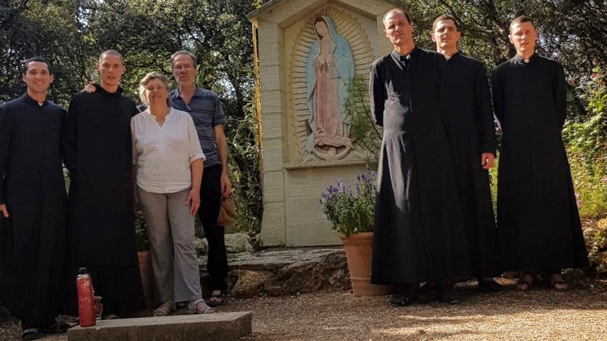 Cecilia y Enrique Ansaldi junto a sus cinco hijos, todos ellos consagrados a Dios.