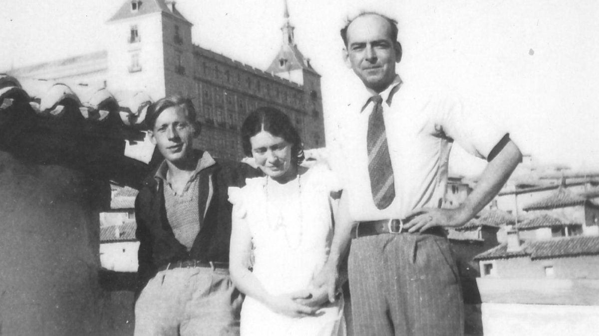 Roy Campbell (1901-1957), a la derecha de la foto, junto a su esposa Mary Garman (1924-1957) y el escritor Laurie Lee (1914-1997), ante el Alcázar de Toledo, en 1935.