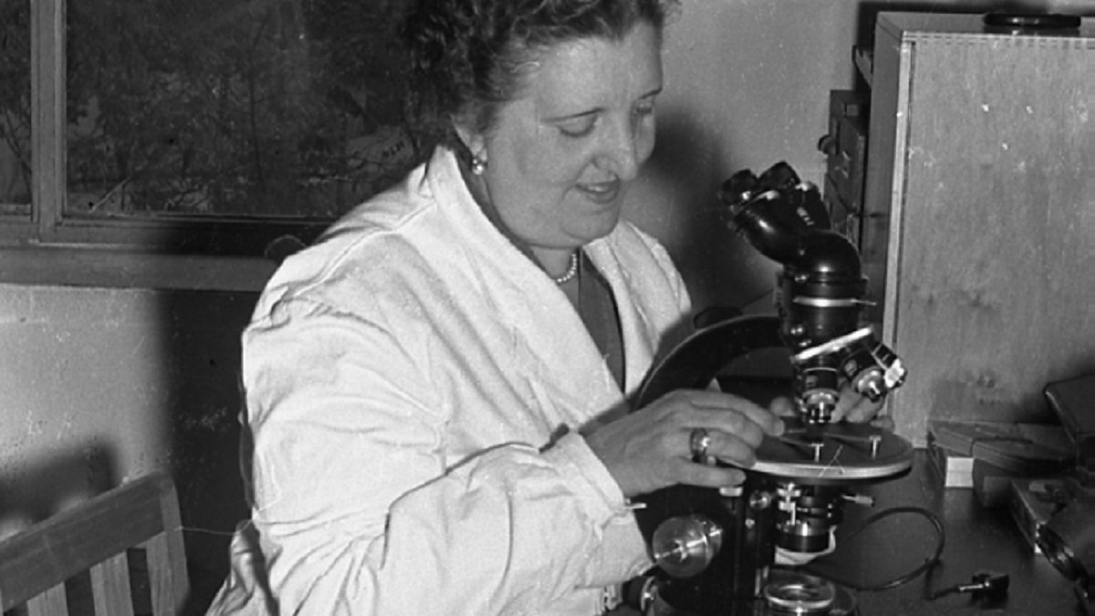 Josefina Pérez Mateos en el Instituto de Edafología del CSIC, pionera de la Geología científica en España