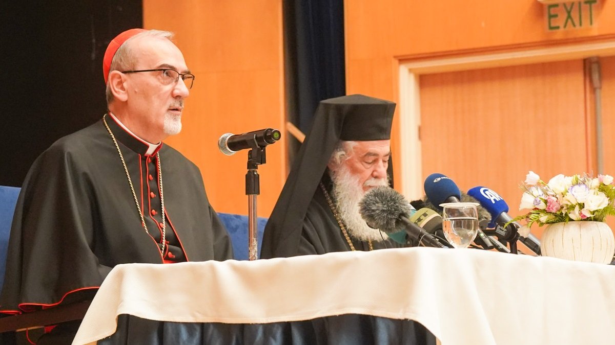 Escena insólita: el Patriarca Latino y el Patriarca Griego de Jerusalén, juntos, en rueda de prensa cuentan en Jerusalén los horrores vistos en Gaza