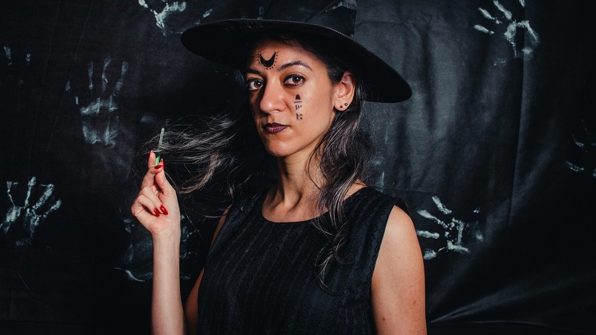 Una mujer vestida de bruja, quizá para una performance artística