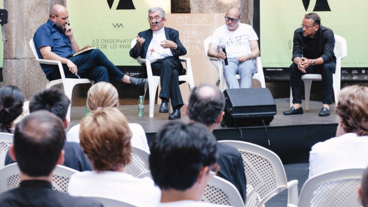 El obispo Luis Argüello, flanqueado a su derecha por El Niño de Elche y a su izquierda por Javier Viver.