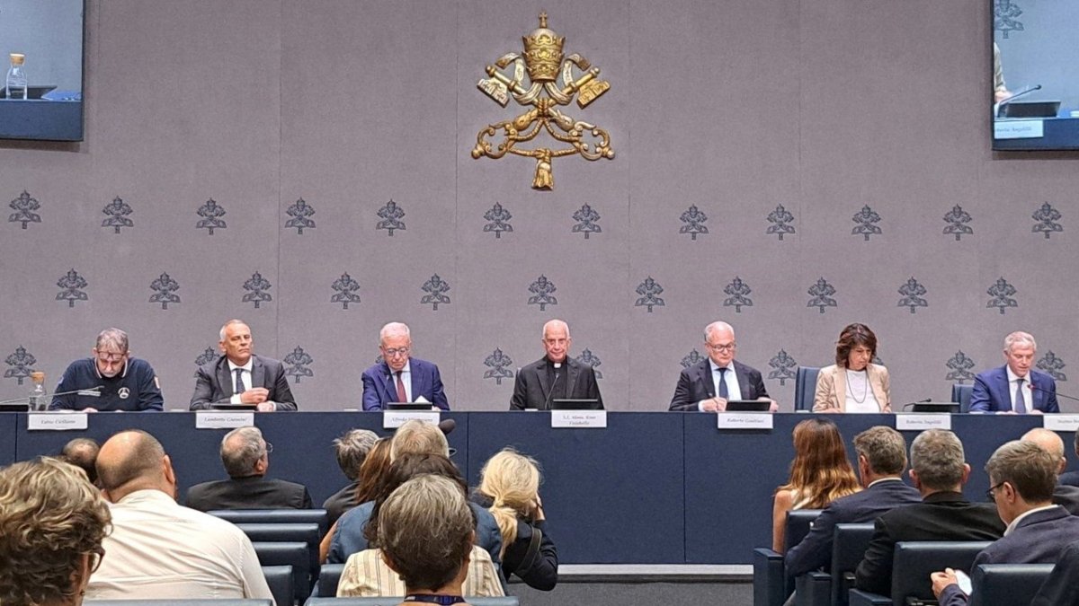 Monseñor Rino Fisichella, en el centro de la imagen, flanqueado por autoridades vaticanas y civiles responsables de la organización del Jubileo de los Jóvenes.