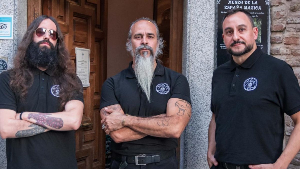 Los integrantes de Paseos Toledo Mágico: de izquierda a derecha en la foto, Daniel Gómez Aragonés (historiador y escritor), Gonzalo Rodríguez (doctor en Historia) y Julio César Pantoja (guía oficial de Turismo).
