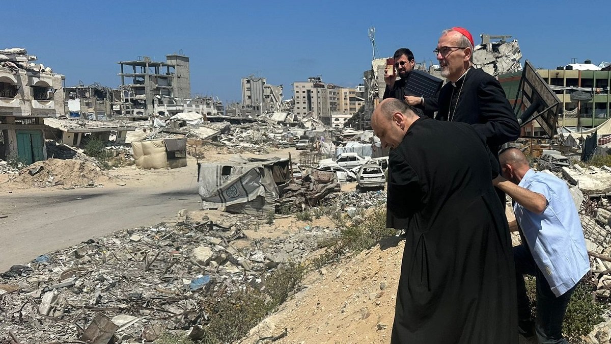 El padre Romanelli, de espaldas, muestra la devastación en Gaza al cardenal Pizzaballa, hace una semana