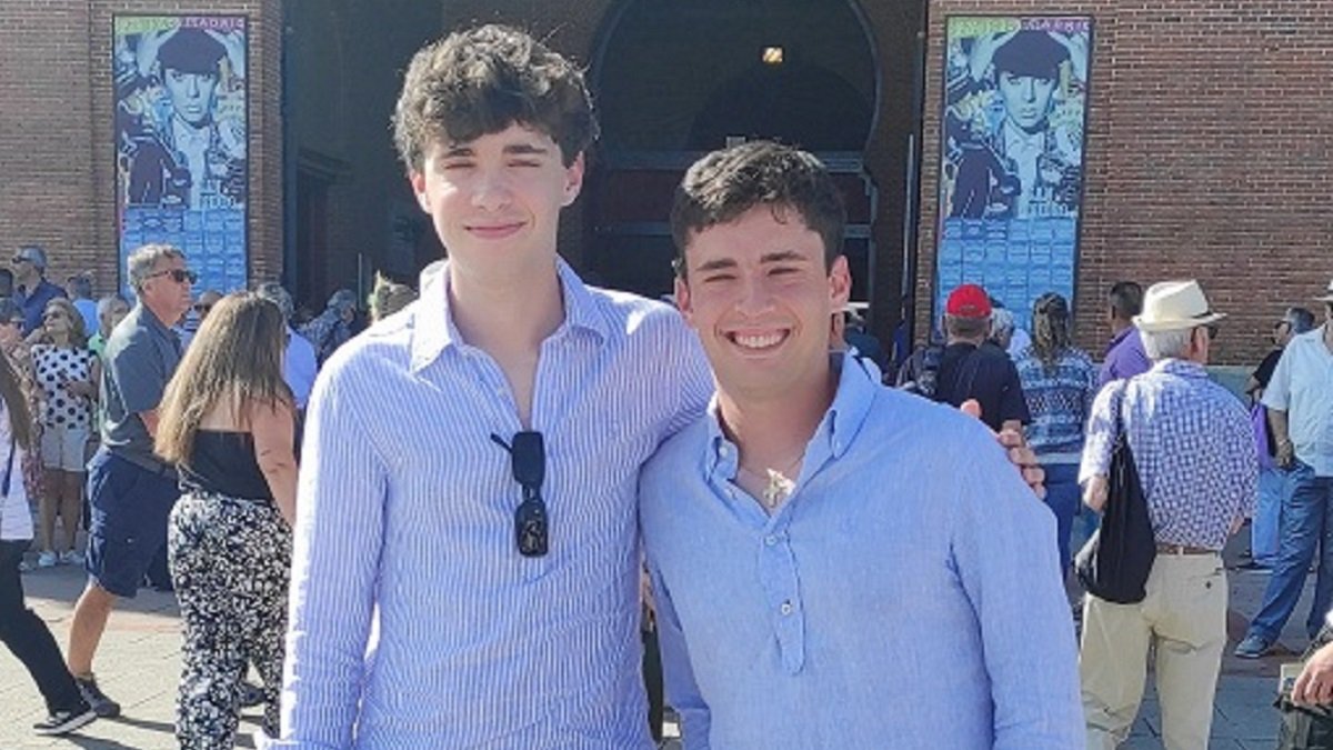 Alberto y Javi, hermanos, de la parroquia de la Asunción de Griñón, al Jubileo con muletas y lo que haga falta