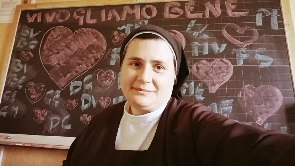 Sor Vincenzina Botindiari en 2020, durante la pandemia, con los colegios cerrados... pero llegaba a la gente por redes