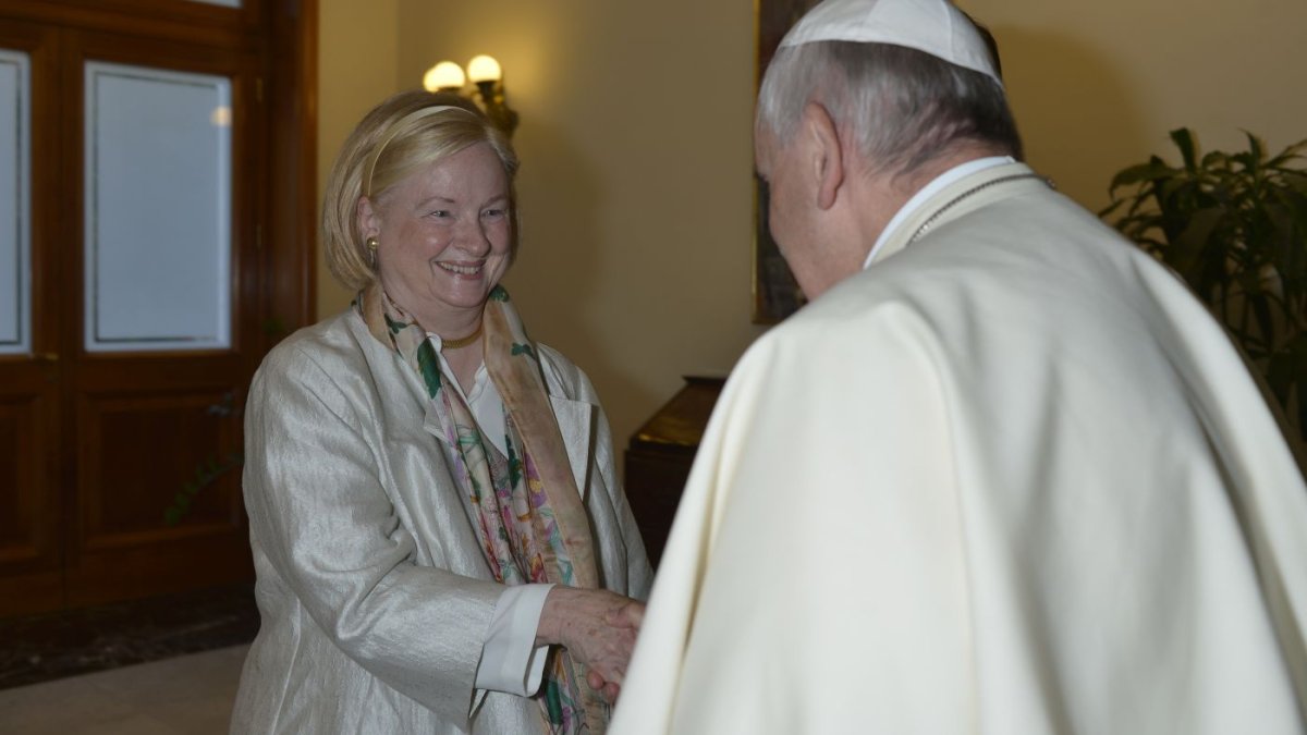 Mary Ann Glendon saluda al Papa Francisco. Los tres últimos Papas han confiado en ella.