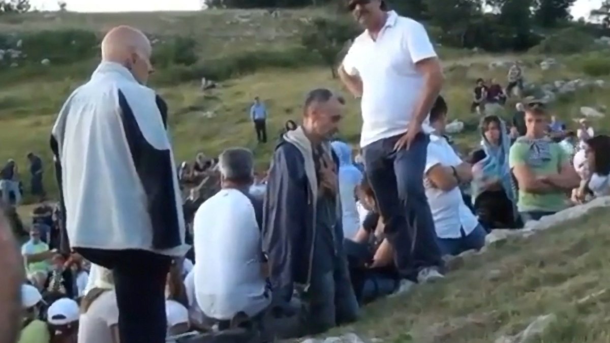 Michelino Marcovecchio, de rodillas en el centro de la imagen, en el Monte Sant'Onofrio durante una de sus visiones.