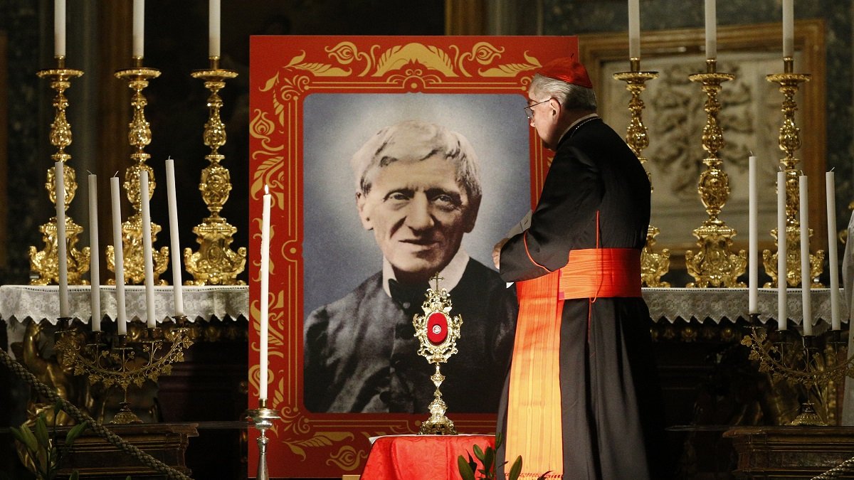 El cardenal Rylko en la vigilia por la canonización de Newman, junto a su imagen y reliquia, en 2019