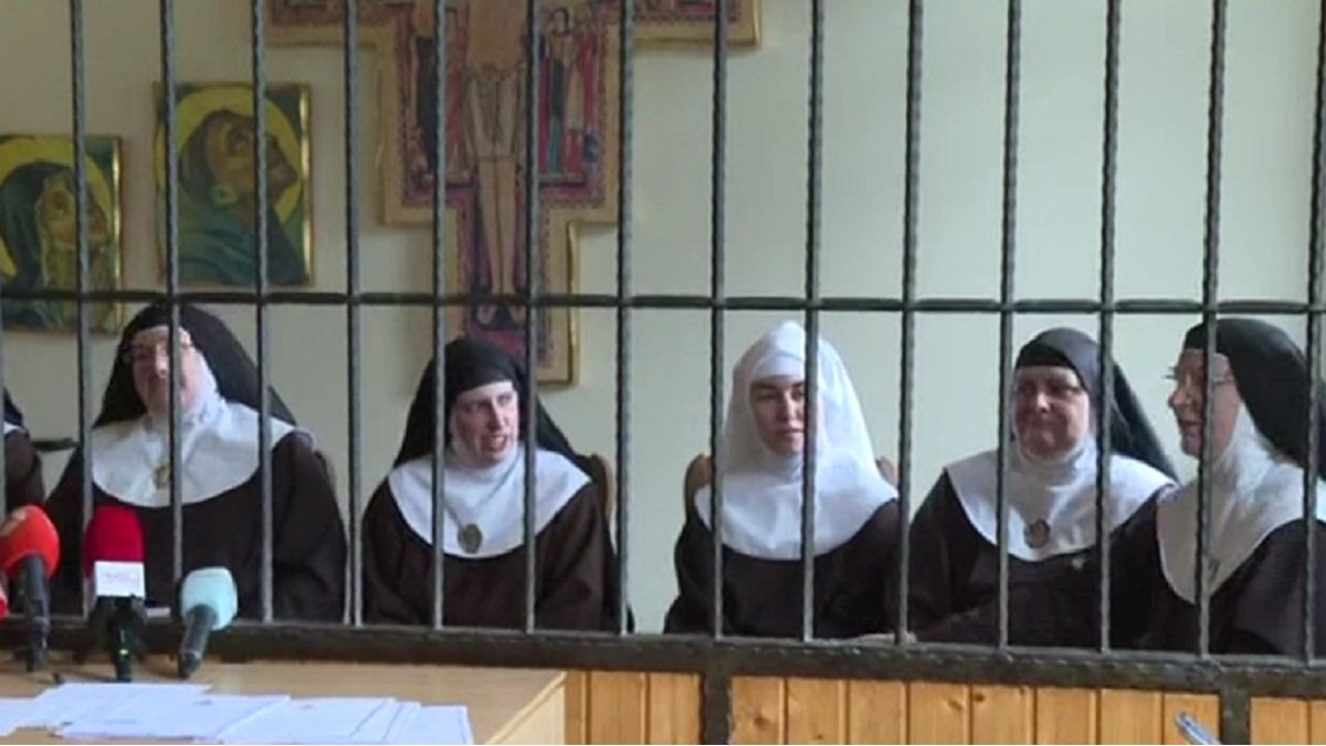Las exclarisas de Belorado en una rueda de prensa tras las rejas del convento
