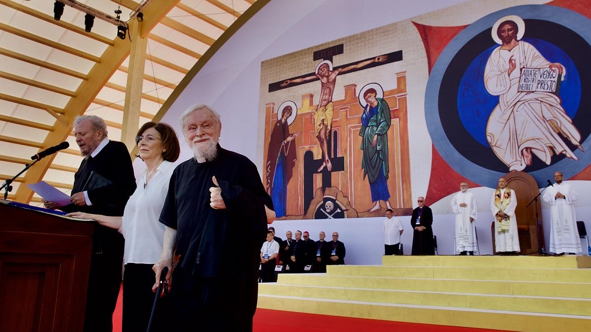 Kiko Argüello, Ascensión Romero y el padre Mario Pezzi en el encuentro vocacional del 4 de agosto de 2025 en Tor Vergata