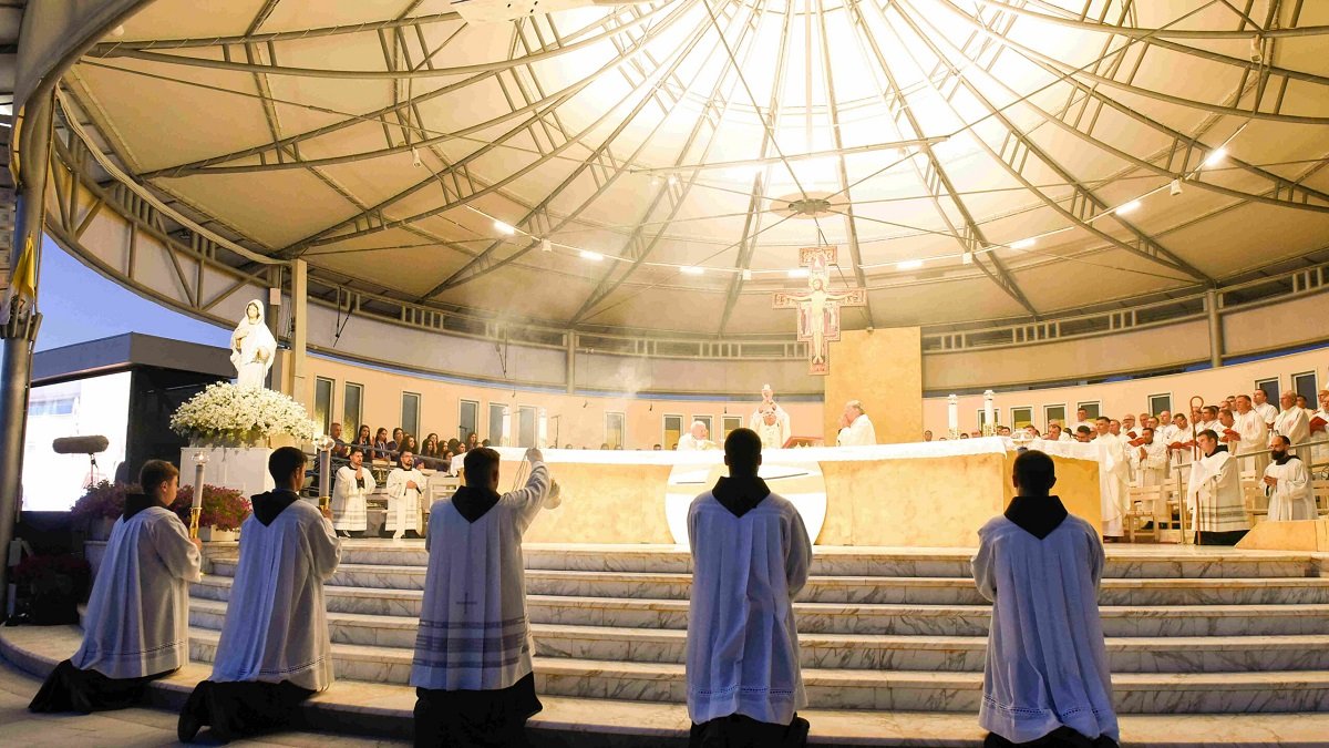Adoración eucarística al finaliza el primer día del Mladifest 2025, jornadas de oración de jóvenes en Medjugorje