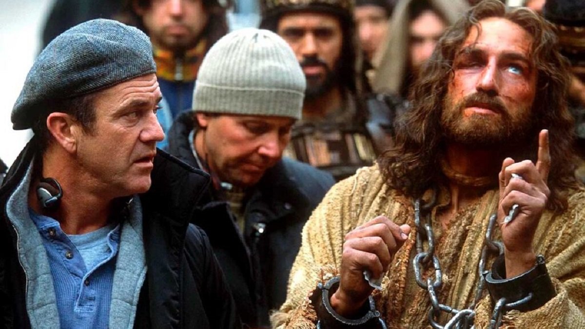 El director Mel Gibson supervisa al actor Jim Caviezel en el rodaje de La Pasión, estrenada en 2004