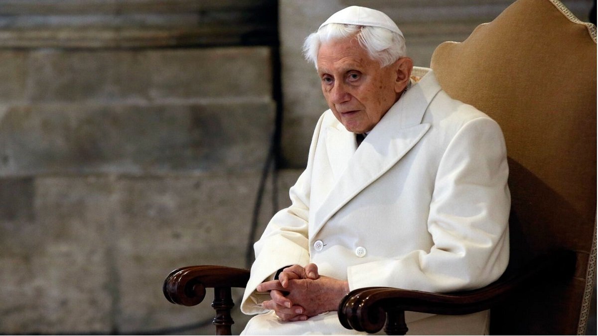 Un anciano Papa emérito Benedicto XVI en 2015, con 88 años; aún viviría 7 años más