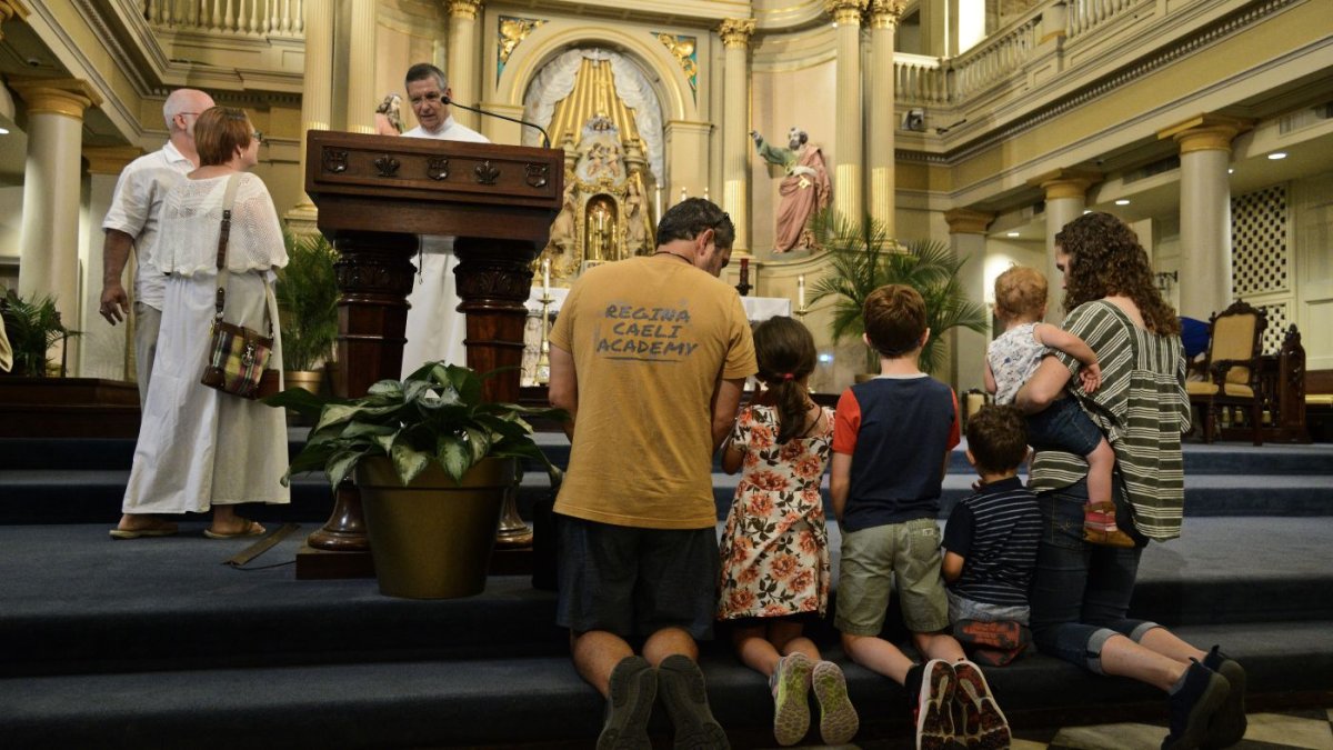 La mejor herencia que podemos ofrecer a nuestros hijos es enseñarles a amar a Dios sobre todas las cosas.