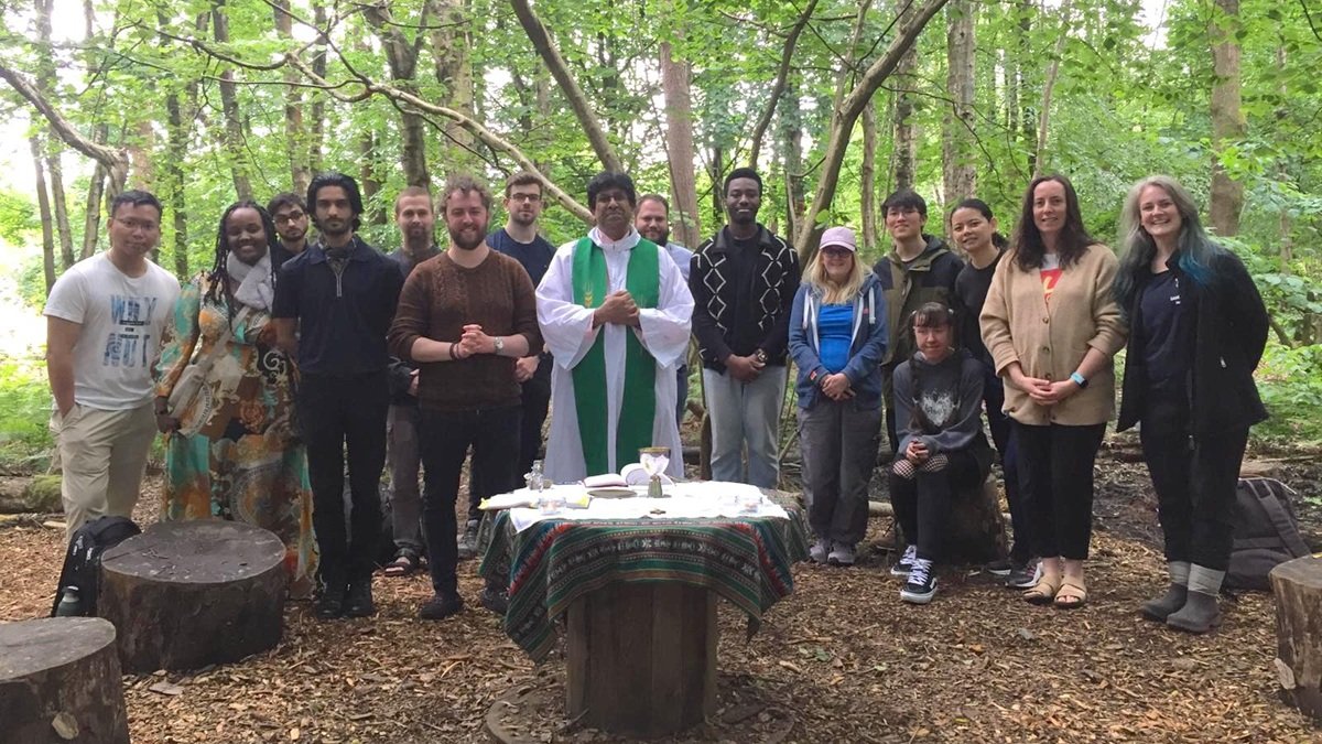 Jóvenes en una misa en la naturaleza.