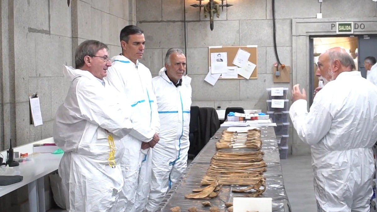 Fernando Martínez López, secretario de Estado de Memoria Democrática (en la imagen, junto a Pedro Sánchez), principal miembro del jurado que decidirá el futuro del Valle de los Caídos.