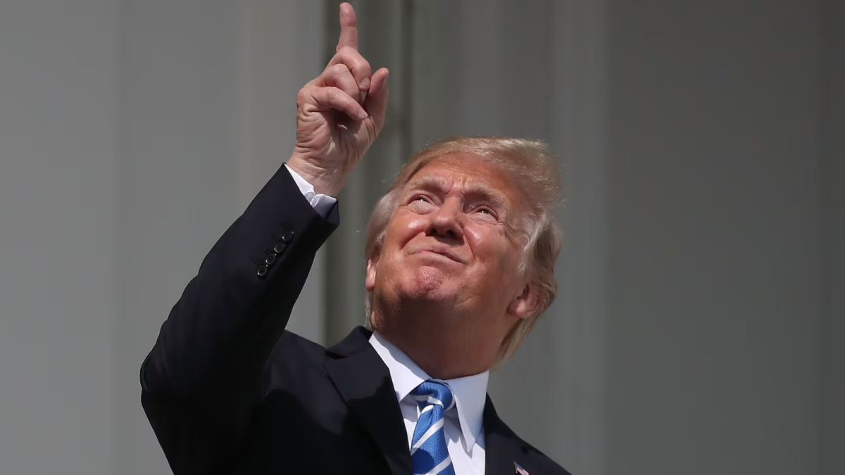 Trump señalando al cielo.