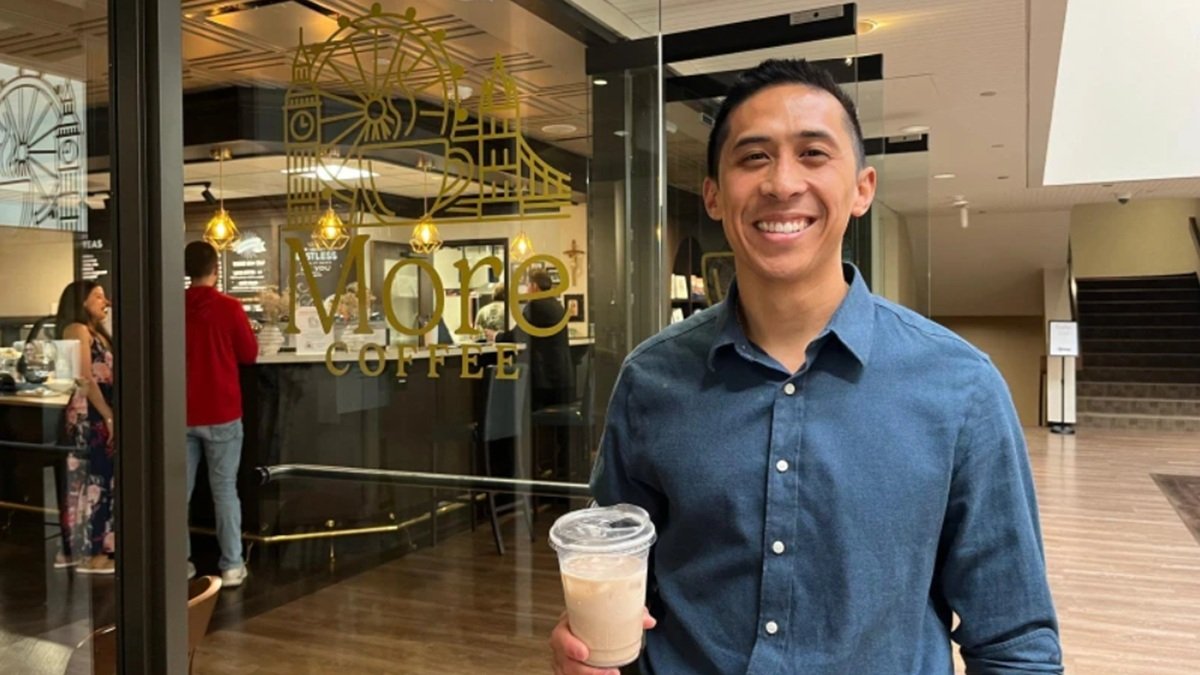 Tyler Duffy, junto a More Coffee.