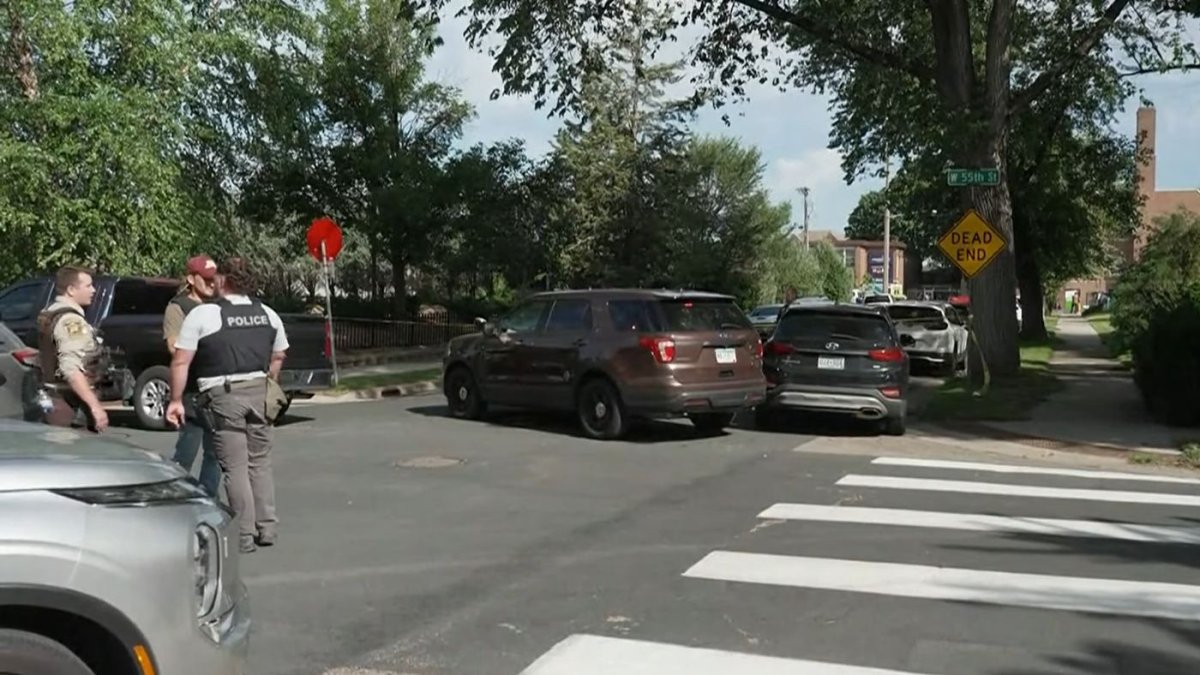 Algunos policías ante la zona acordonada en torno a la escuela de la Anunciación.