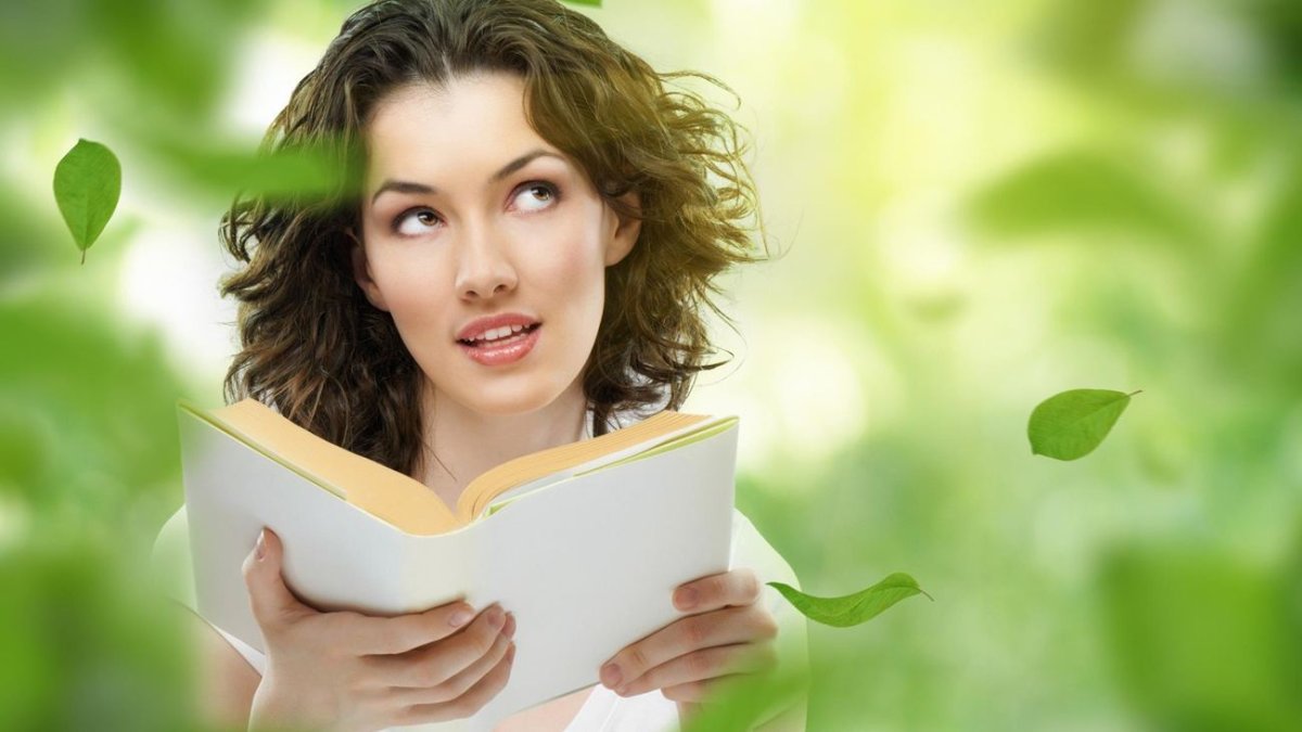 Chica con un libro abierto