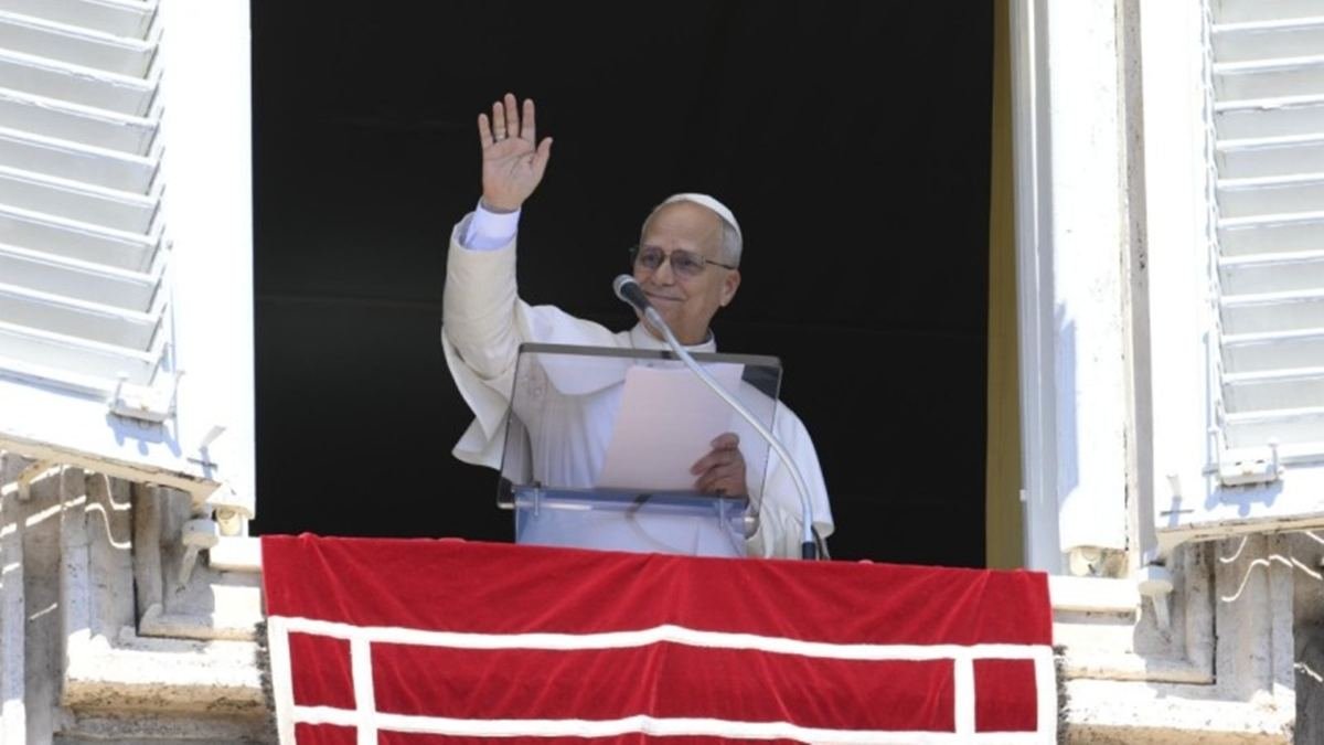 León XIV saluda a los fieles durante el rezo del Ángelus de este domingo.