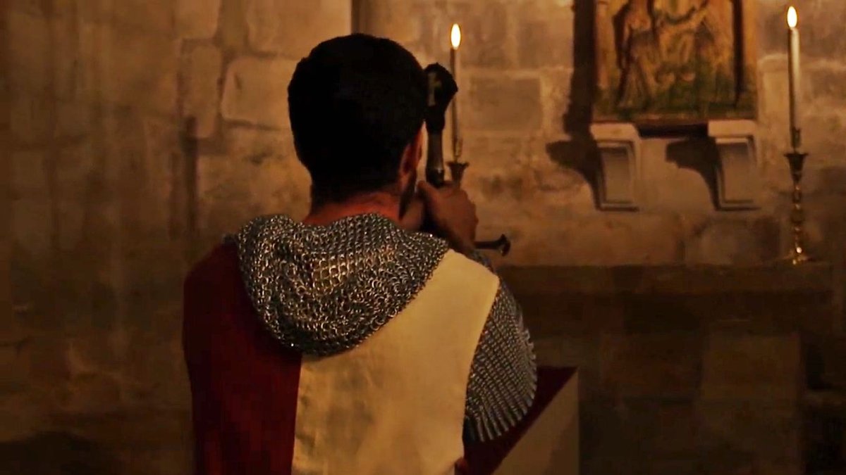 San Fernando ora con su espada antes de la batalla, en el corto 'Fernando III el Santo' de HM Televisión.