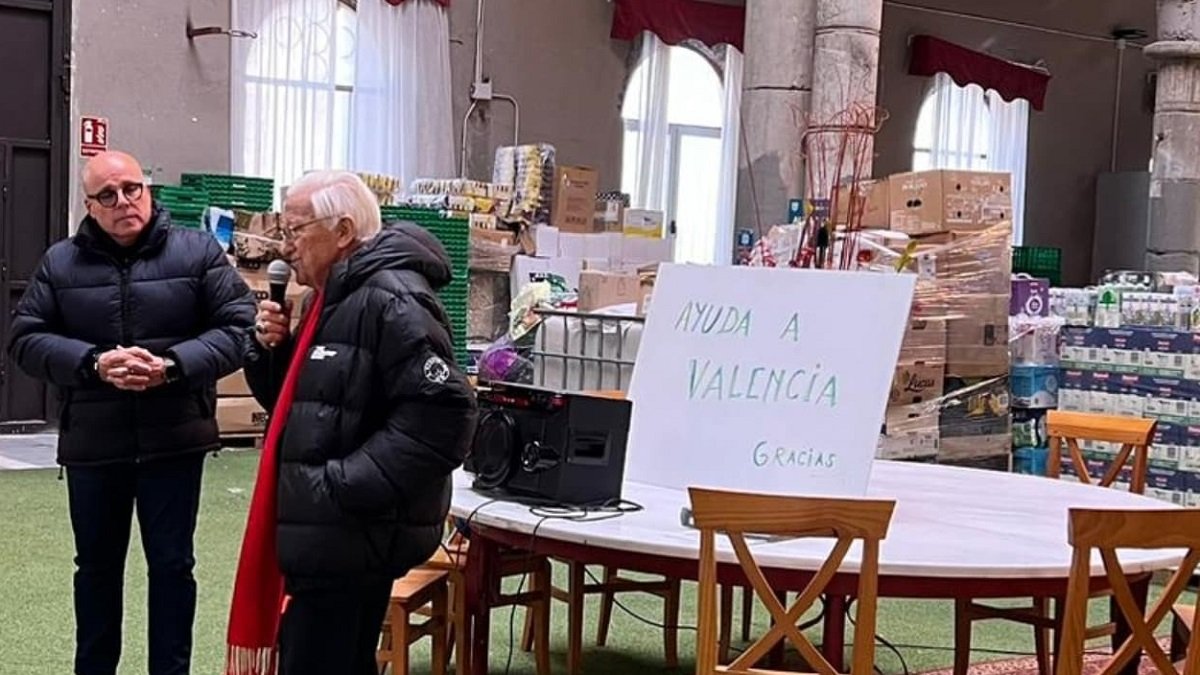 El Padre Ángel en 2024, recogiendo paquetes de ayuda para Valencia, almacenados en la catedral de Justo