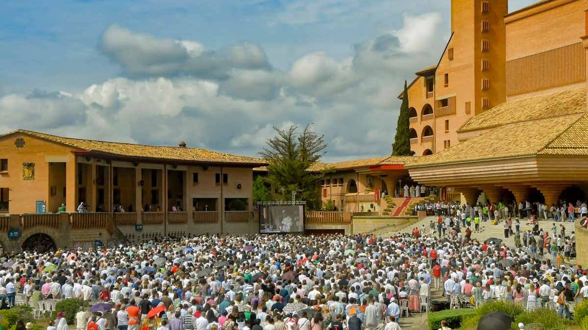 Un momento de la multitudinaria misa en la explanada.