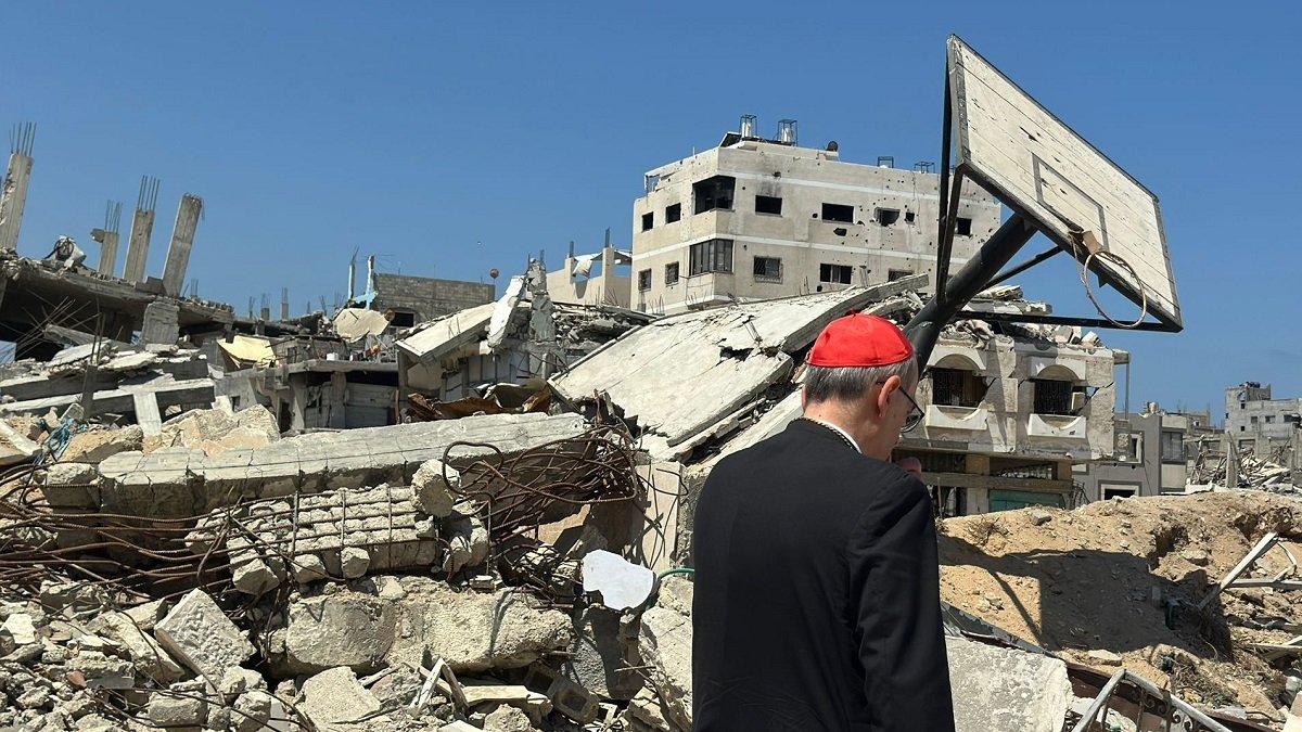 El cardenal Pizzaballa contempla la devastación en Gaza, cerca de la parroquia católica, en julio de 2025