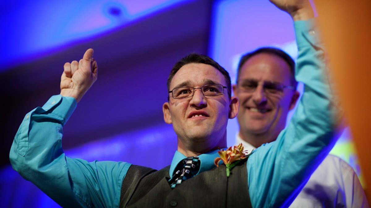 Jacob Grein, durante la ceremonia en que fue galardonado por su espíritu inspirador en su empleo, feliz y esperanzado pese a su situación muchas veces crítica.