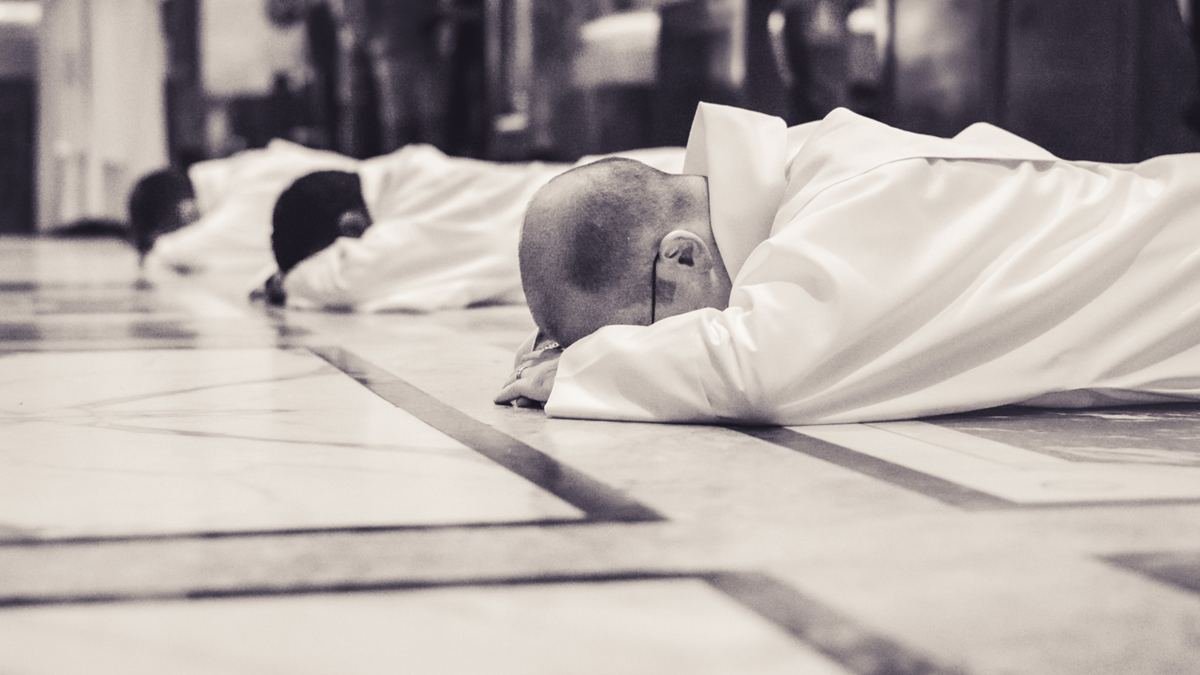 Uno de los momentos más impresionantes de la ordenación sacerdotal, signo de la humildad ante Dios y ante la Iglesia que destruye el clericalismo.