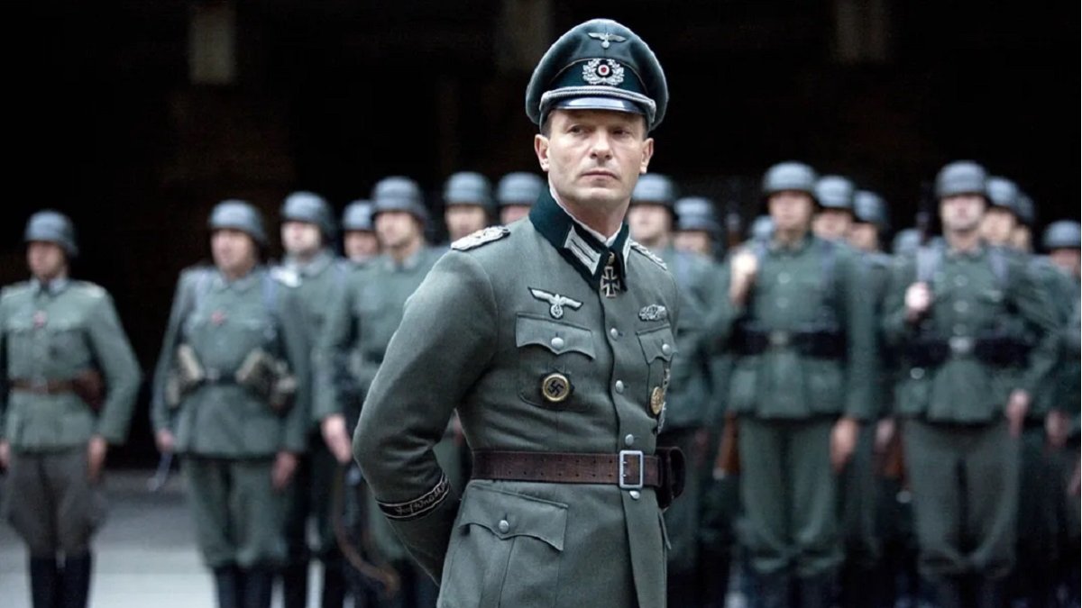 Thomas Kretschmann interpreta a un oficial nazi pasando revista en la película Valkyrie de 2008
