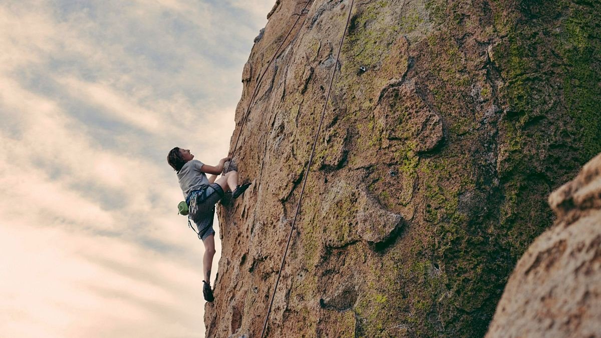 La fuerza de voluntad es buena solo si lo es el objeto de la voluntad. Es la cima lo que califica el esfuerzo de escalar.